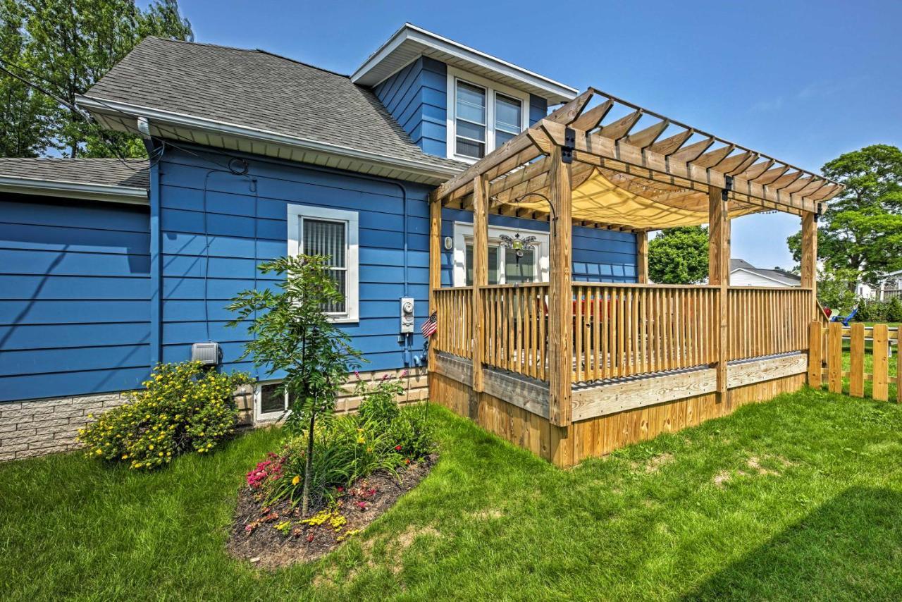Anias Retreat With Deck Walk To Lake Michigan! Two Rivers Exterior photo