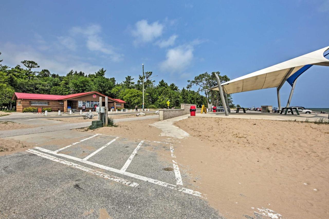 Anias Retreat With Deck Walk To Lake Michigan! Two Rivers Exterior photo