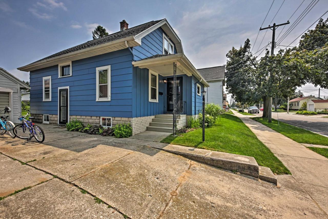 Anias Retreat With Deck Walk To Lake Michigan! Two Rivers Exterior photo