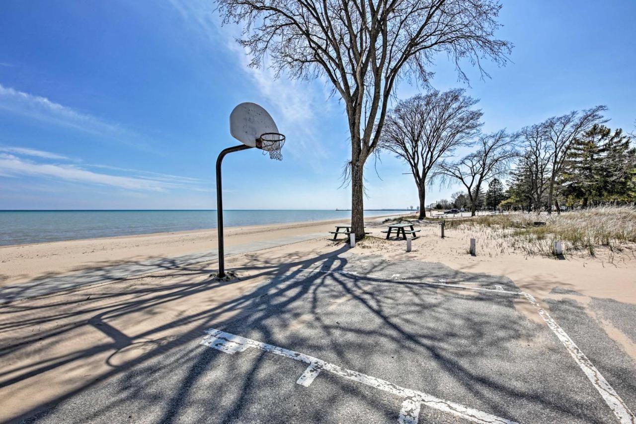 Anias Retreat With Deck Walk To Lake Michigan! Two Rivers Exterior photo
