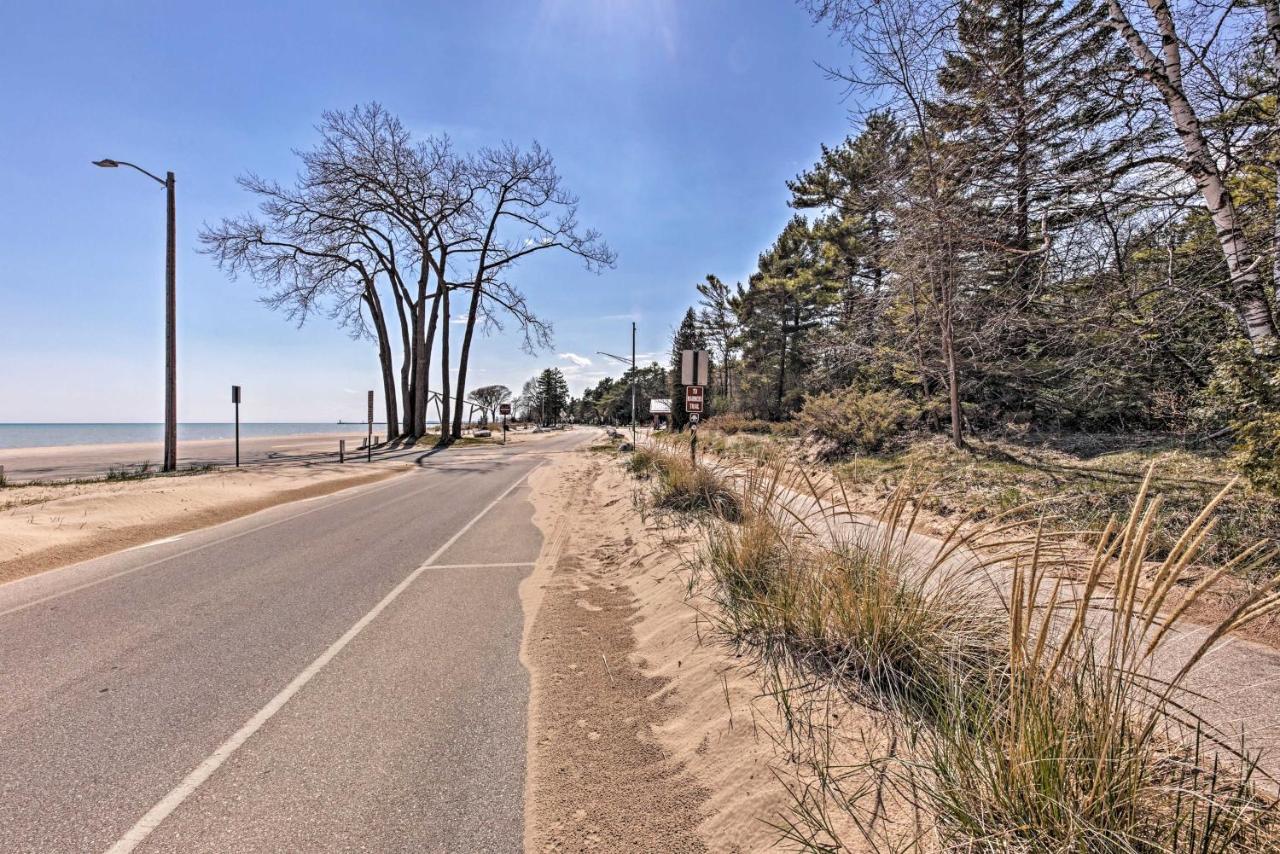 Anias Retreat With Deck Walk To Lake Michigan! Two Rivers Exterior photo